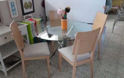 Conjunto de mesa de cristal y 4 sillas españolas