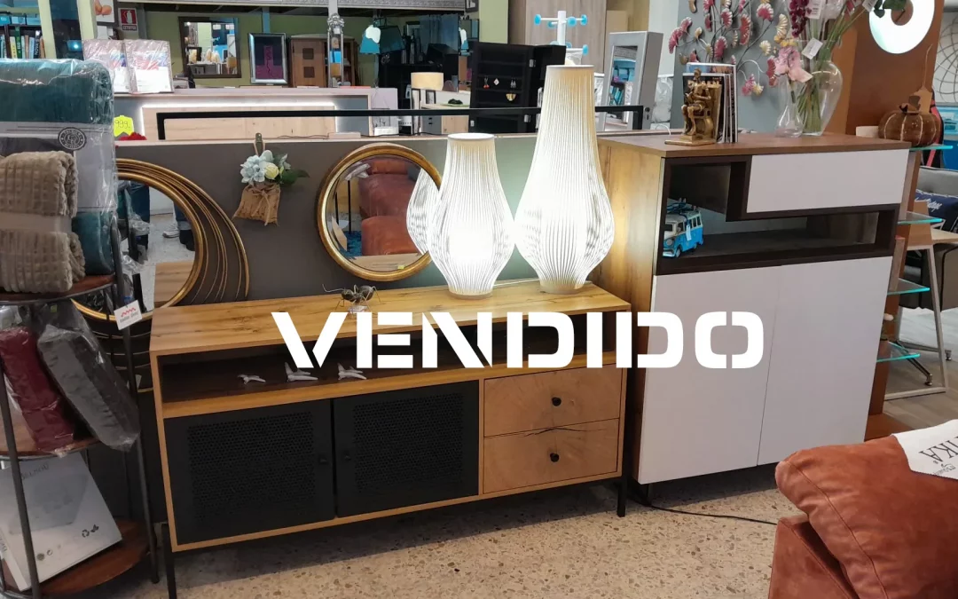 Aparador 140 x 74 x 40 con puertas metálicas. VENDIDO!